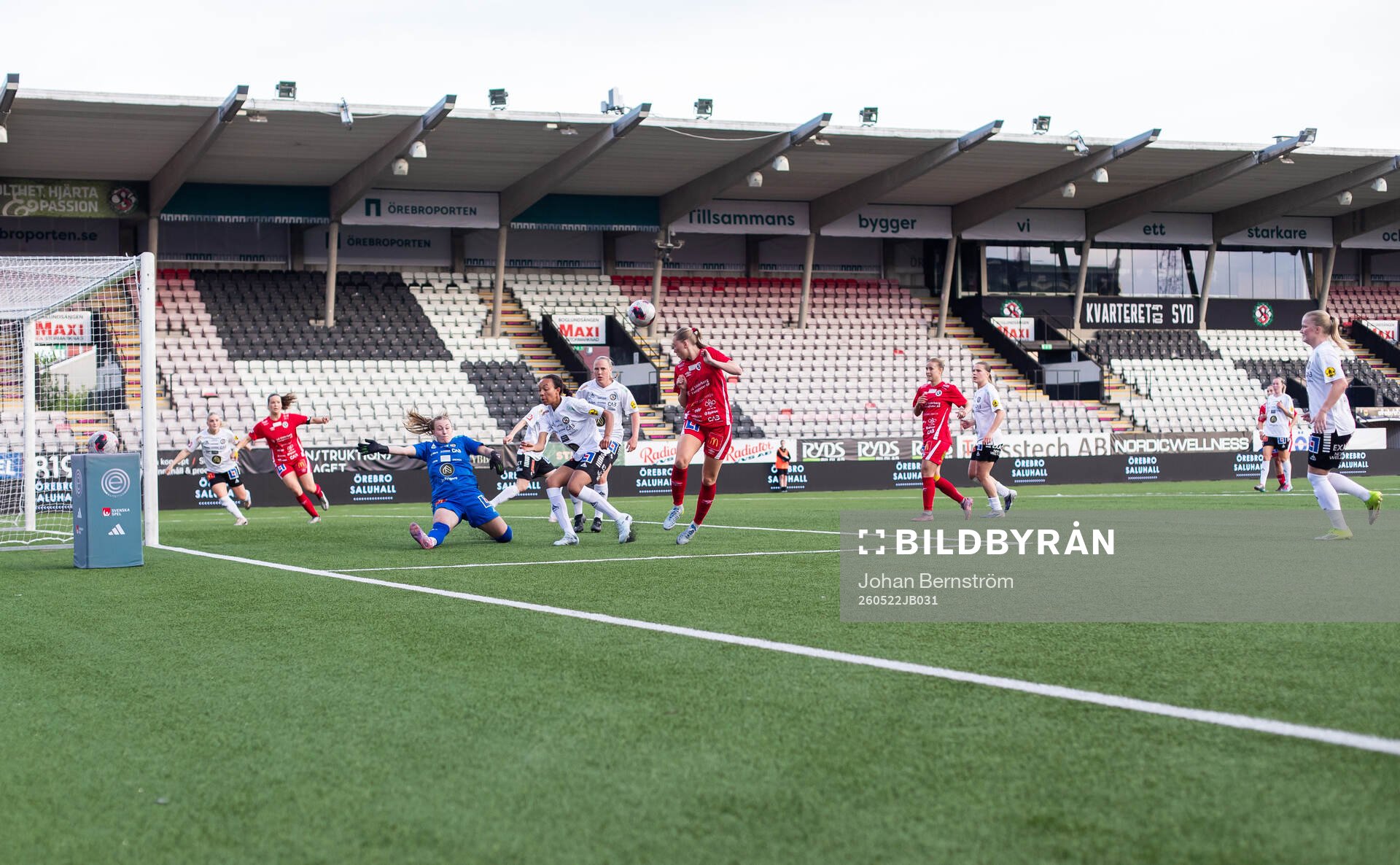 Örebro SKs målvakt Miranda Bergsten och KIF Örebros