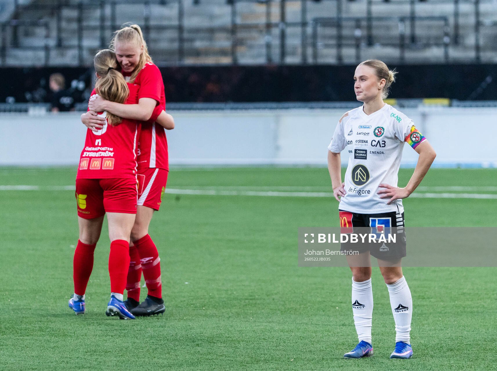 KIF Örebros Ida Gagnfors jublar medan Örebro SKs Nora