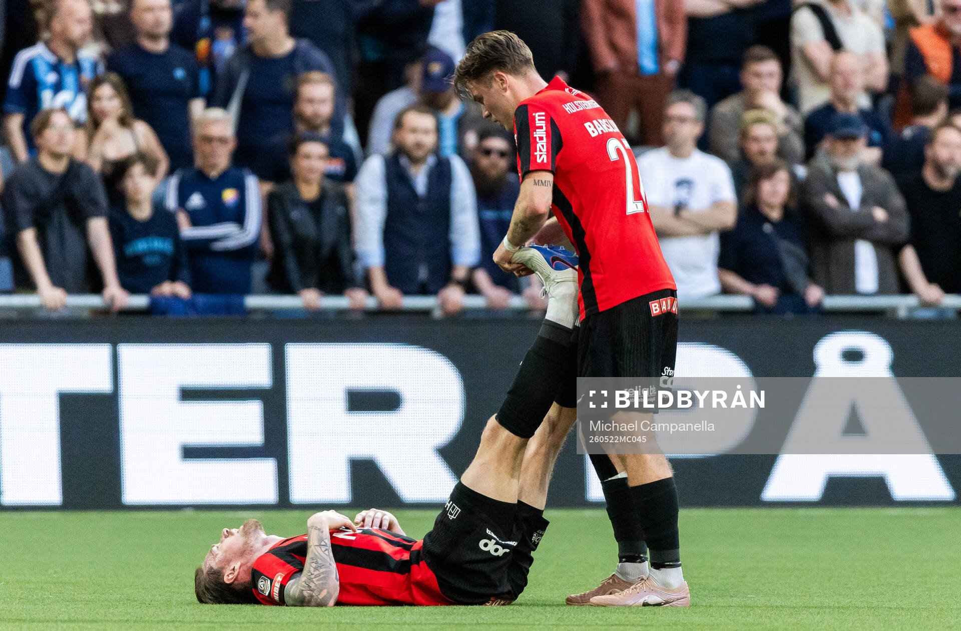 Brommapojkarnas Rasmus Örqvist får hjälp att stretcha av