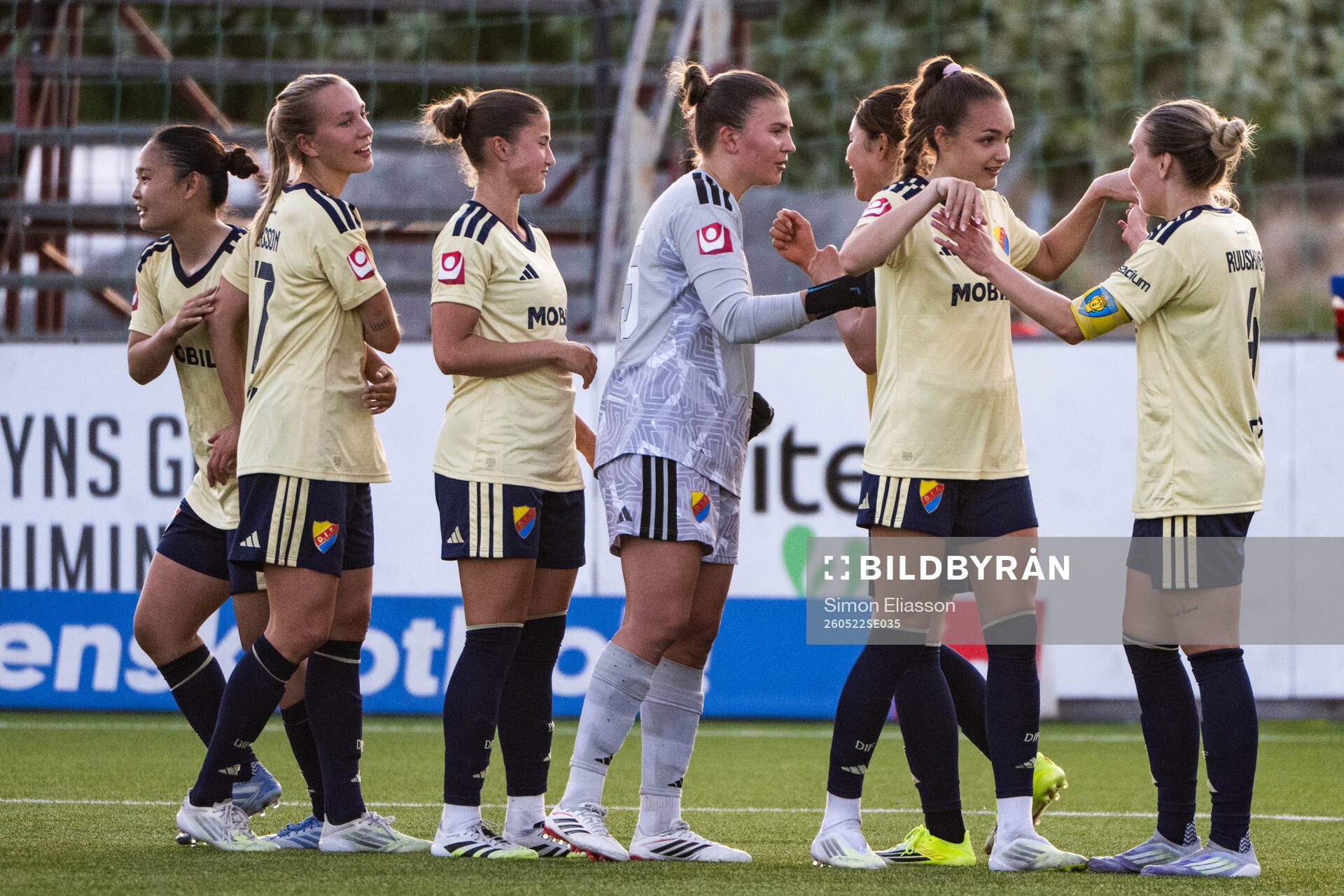 Djurgårdens målvakt Anna Aurora Koivunen jublar med