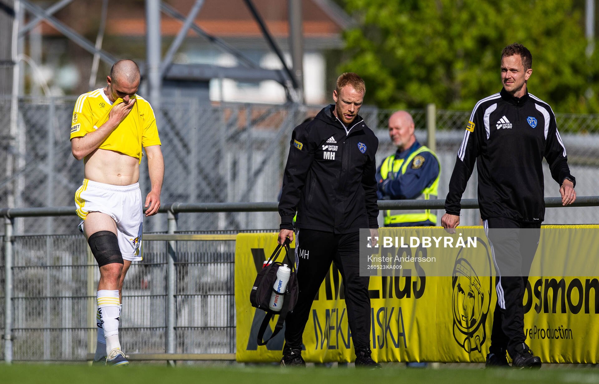 Falkenbergs Nils Bertilsson lämnar plan