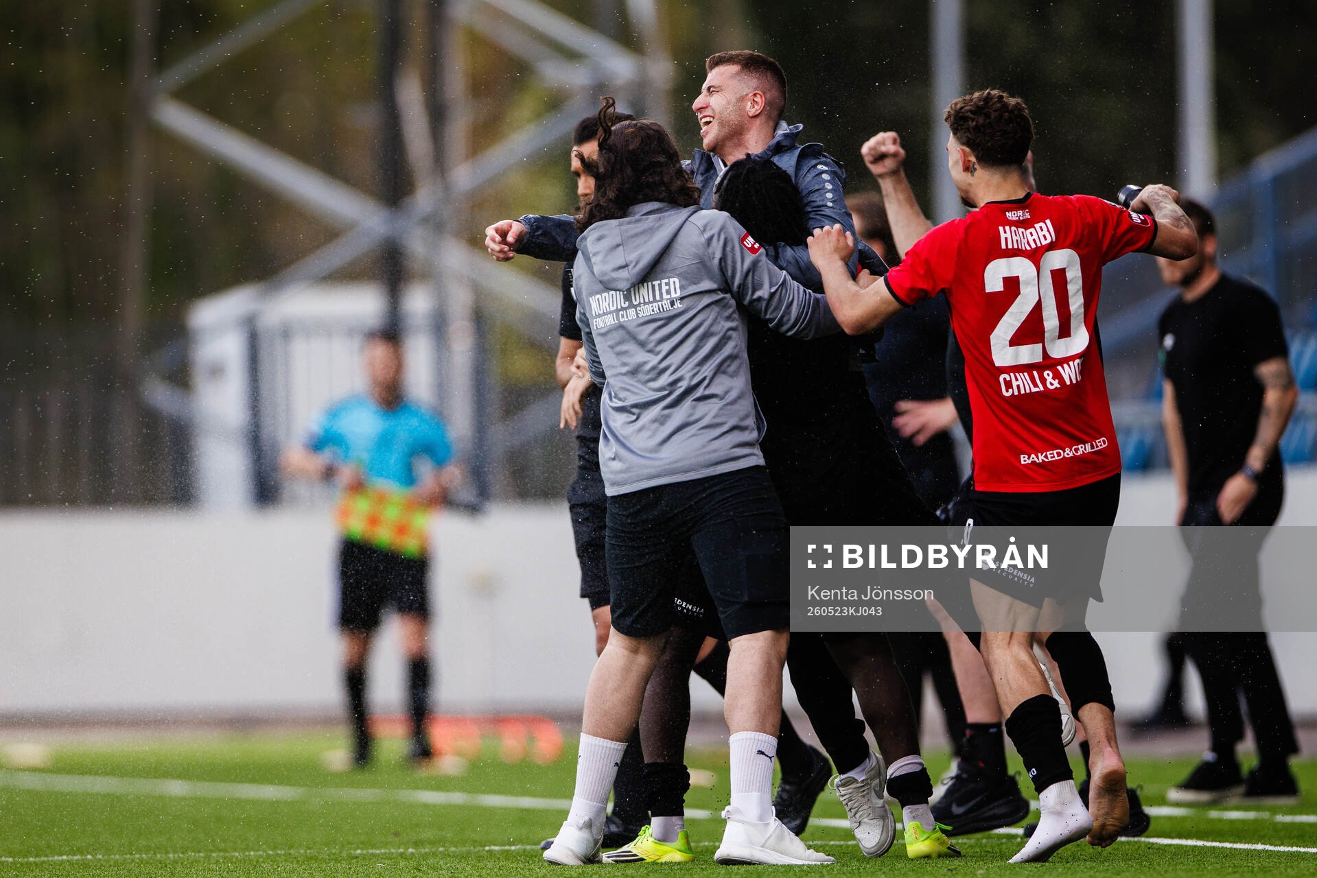 Nordic Uniteds tränare Steven Younan jublar