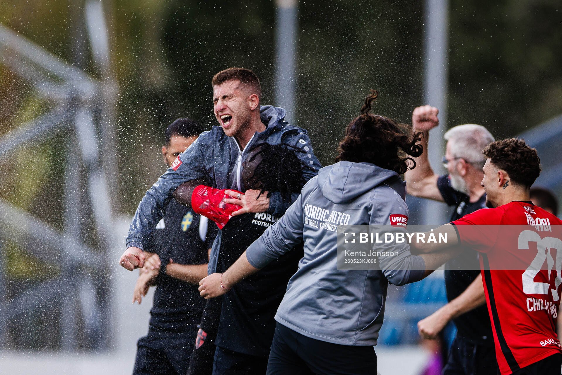 Nordic Uniteds tränare Steven Younan jublar