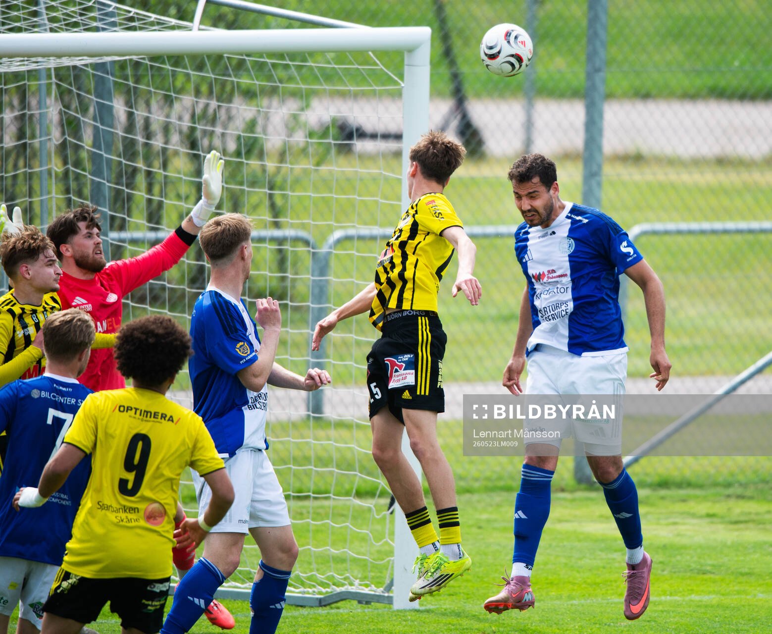 IFK Hässleholms Neo Jakobsson nickar utanför i matchen i