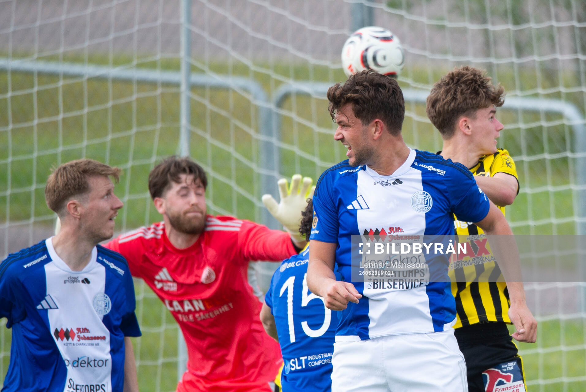 IFK Hässleholms Neo Jakobsson nickar in en hörna som