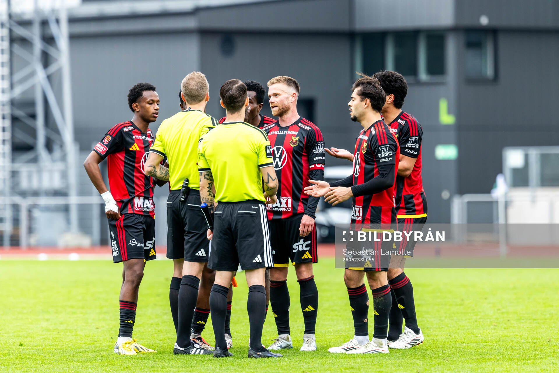 Östersunds speklare pratar med Domare Fredrik Alknäs