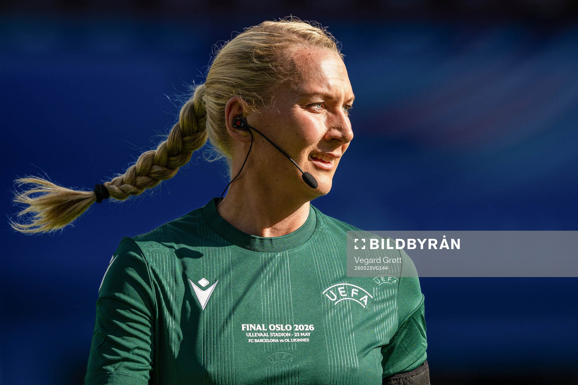 Referee Tess Olofsson warms up