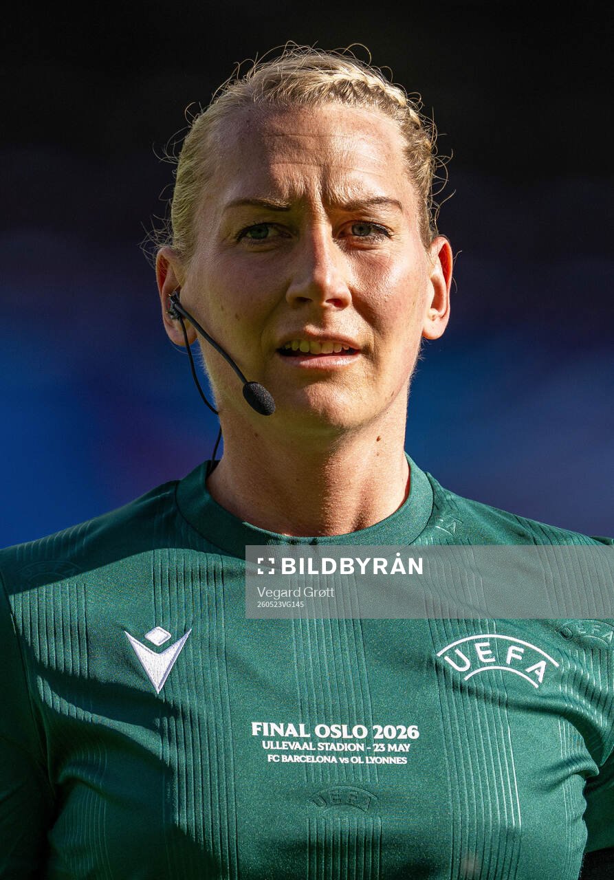 Referee Tess Olofsson warms up