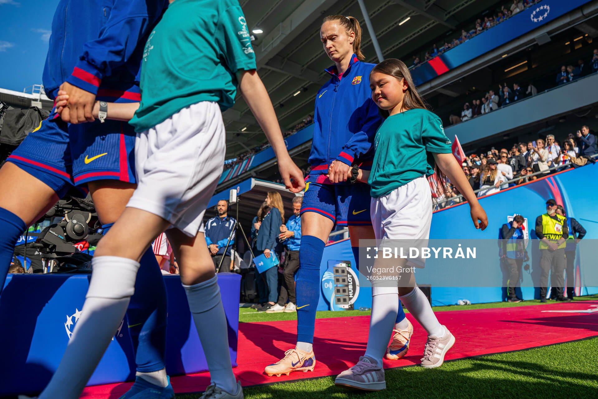 Caroline Graham Hansen of Barcelona enters the pitch