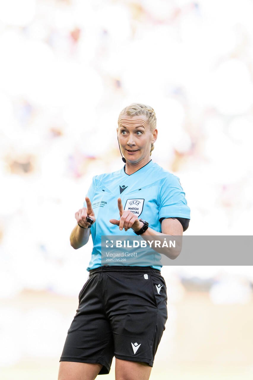 Referee Tess Olofsson