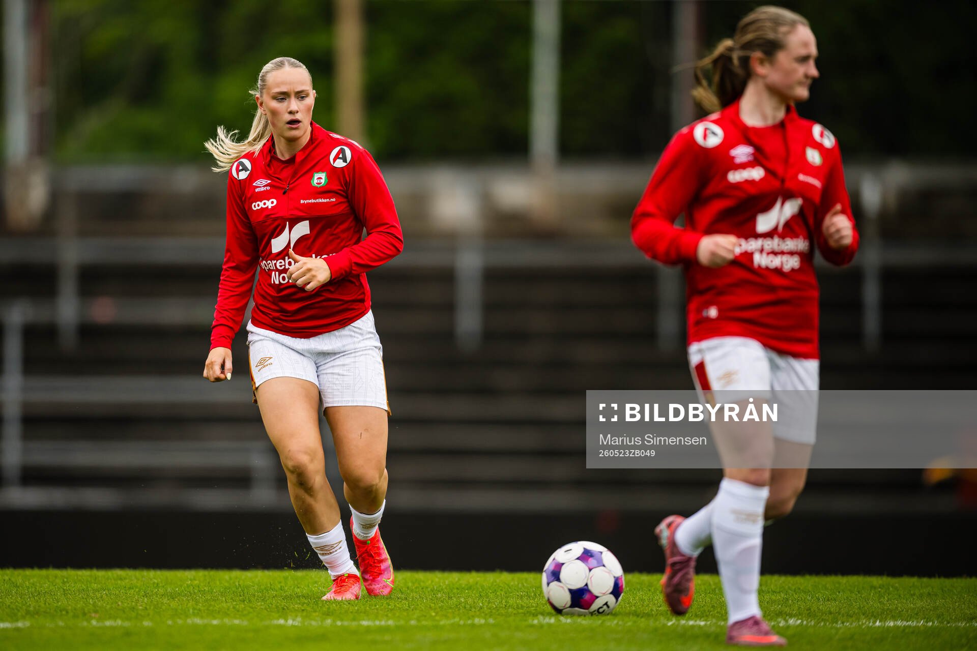 Ingrid Stueland Gallefoss of Bryne warms up