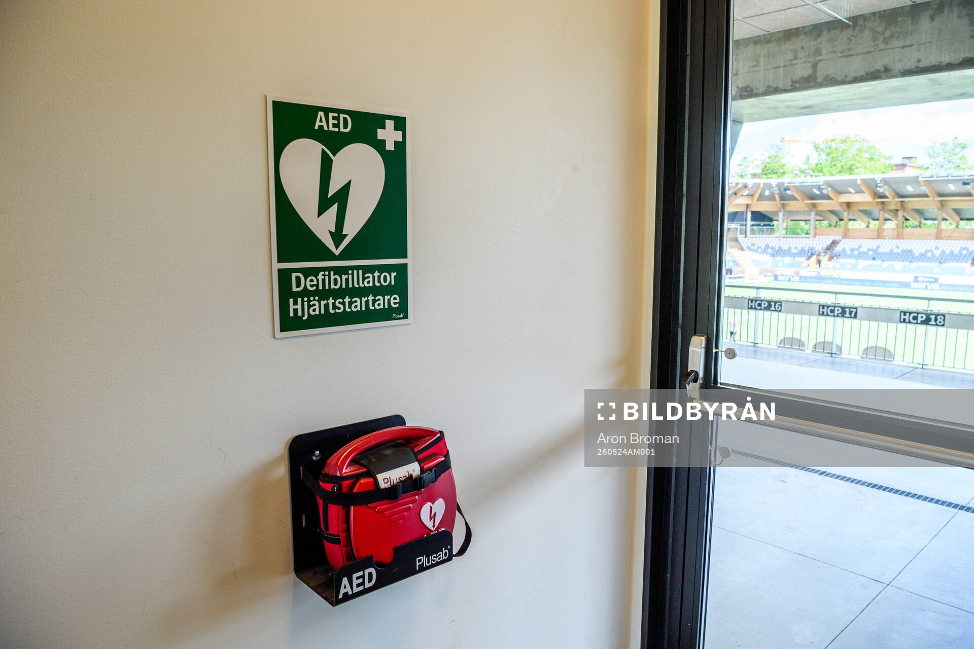 Defibrillator på en vägg