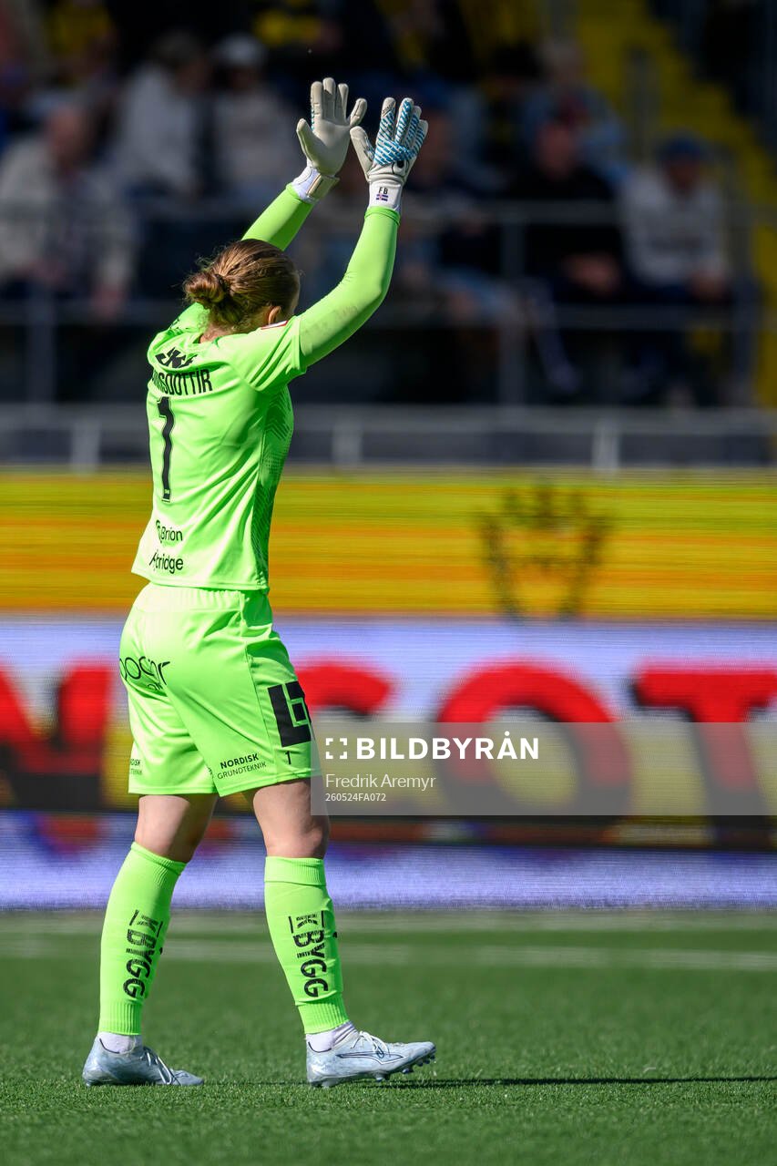 Häckens målvakt Fanney Inga Birkisdottir jublar