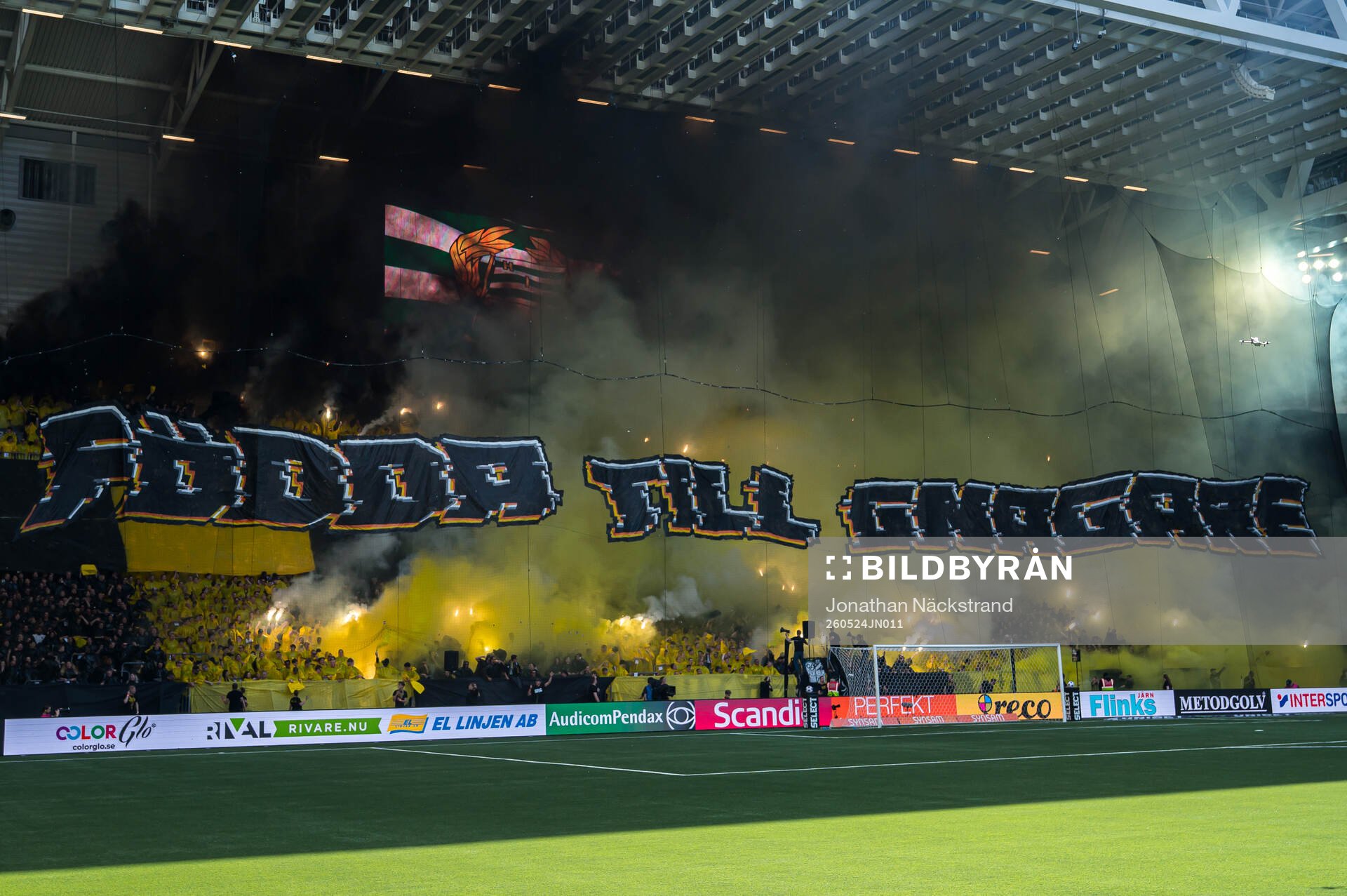 AIKs supportrar med ett tifo