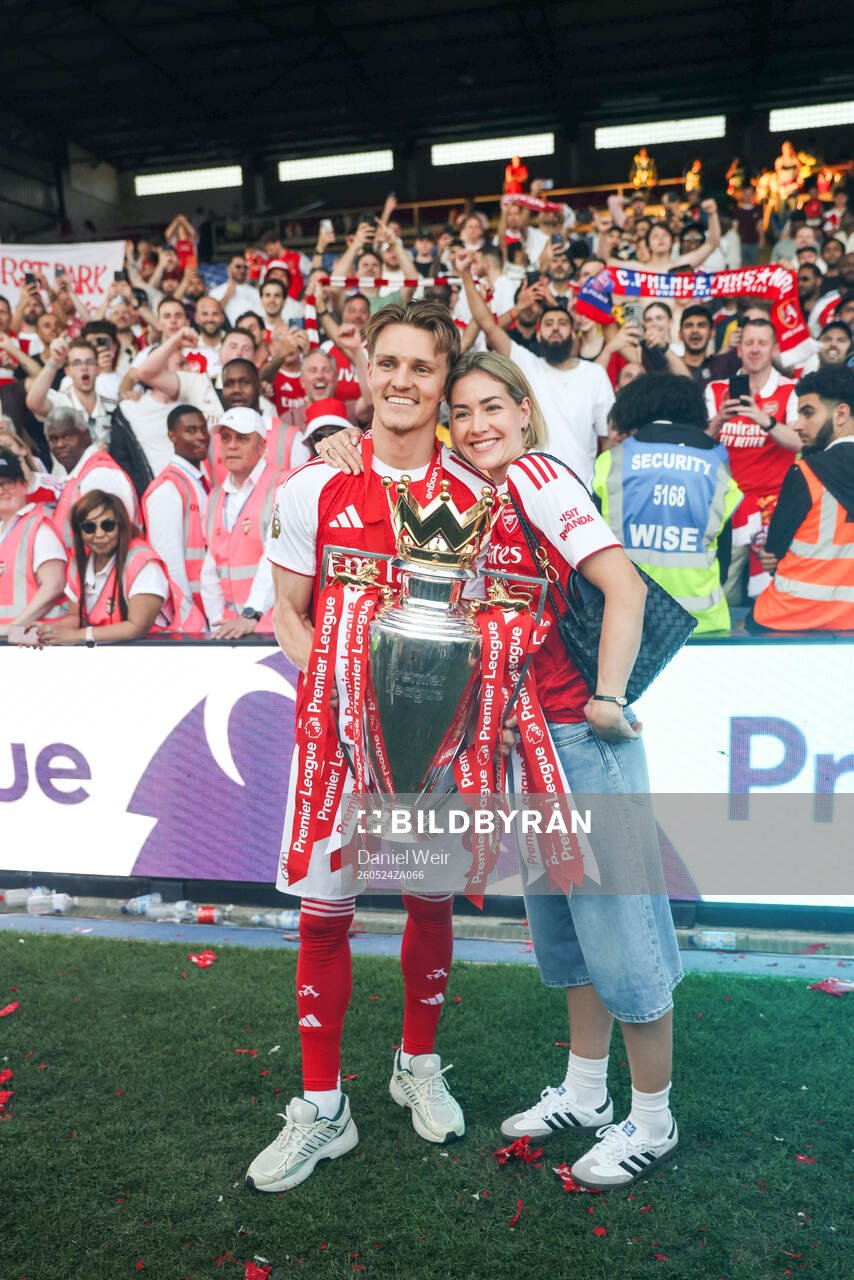 Martin Ødegaard of Arsenal celebrates with the trophy for
