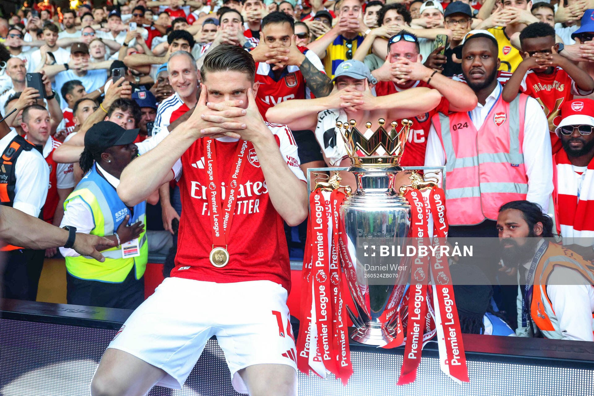 Viktor Gyökeres of Arsenal celebrates with the trophy for