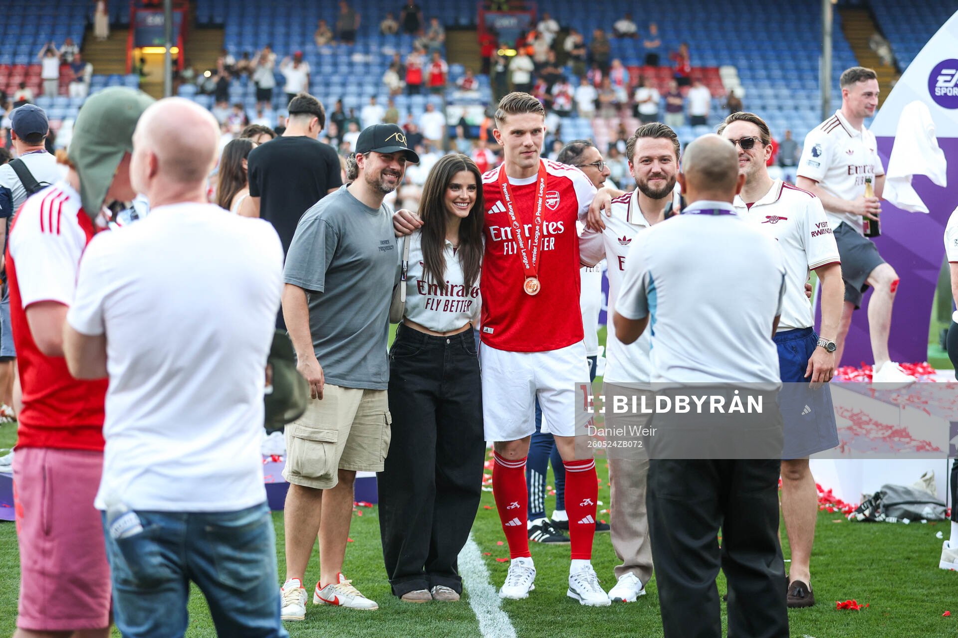 Viktor Gyökeres of Arsenal celebrates with the trophy for