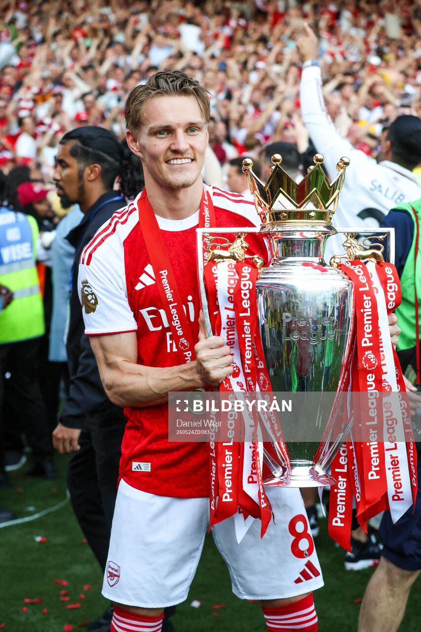Martin Ødegaard of Arsenal celebrates with the trophy for