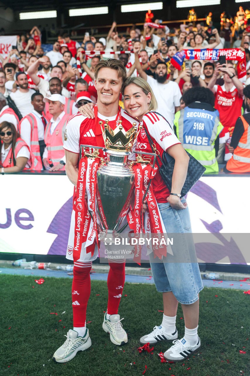 Martin Ødegaard of Arsenal celebrates with the trophy for
