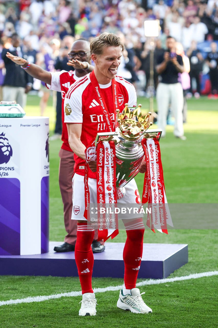 Martin Ødegaard of Arsenal celebrates with the trophy for