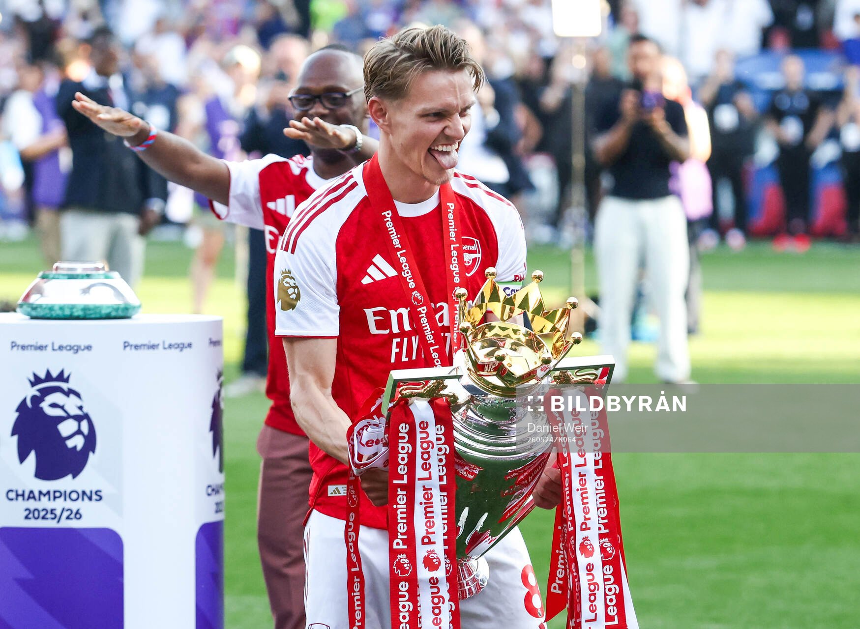 Martin Ødegaard of Arsenal celebrates with the trophy for