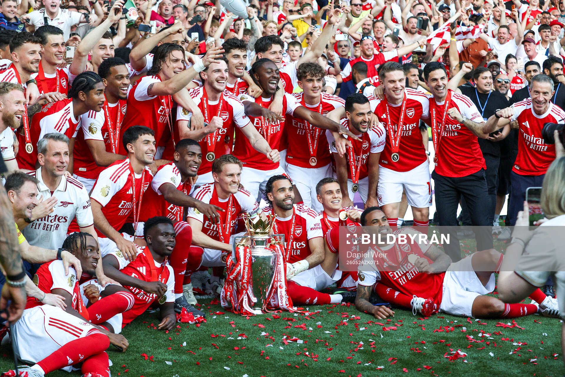 Martin Ødegaard of Arsenal celebrates with the trophy for