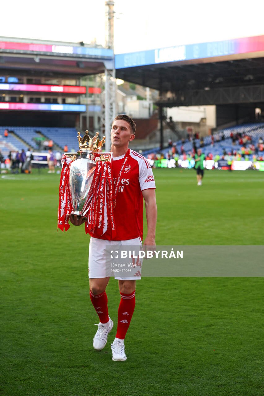 Viktor Gyökeres of Arsenal celebrates with the trophy for