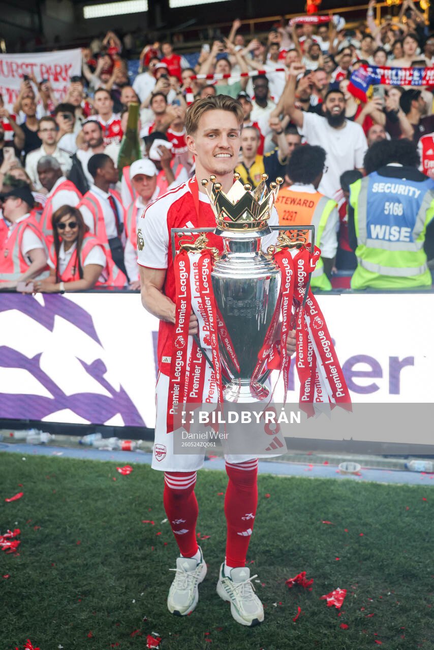 Martin Ødegaard of Arsenal celebrates with the trophy for