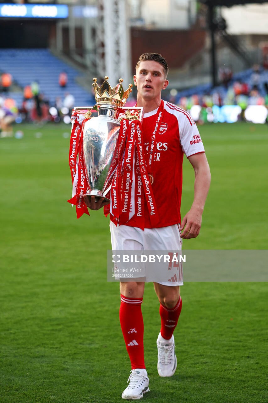 Viktor Gyökeres of Arsenal celebrates with the trophy for