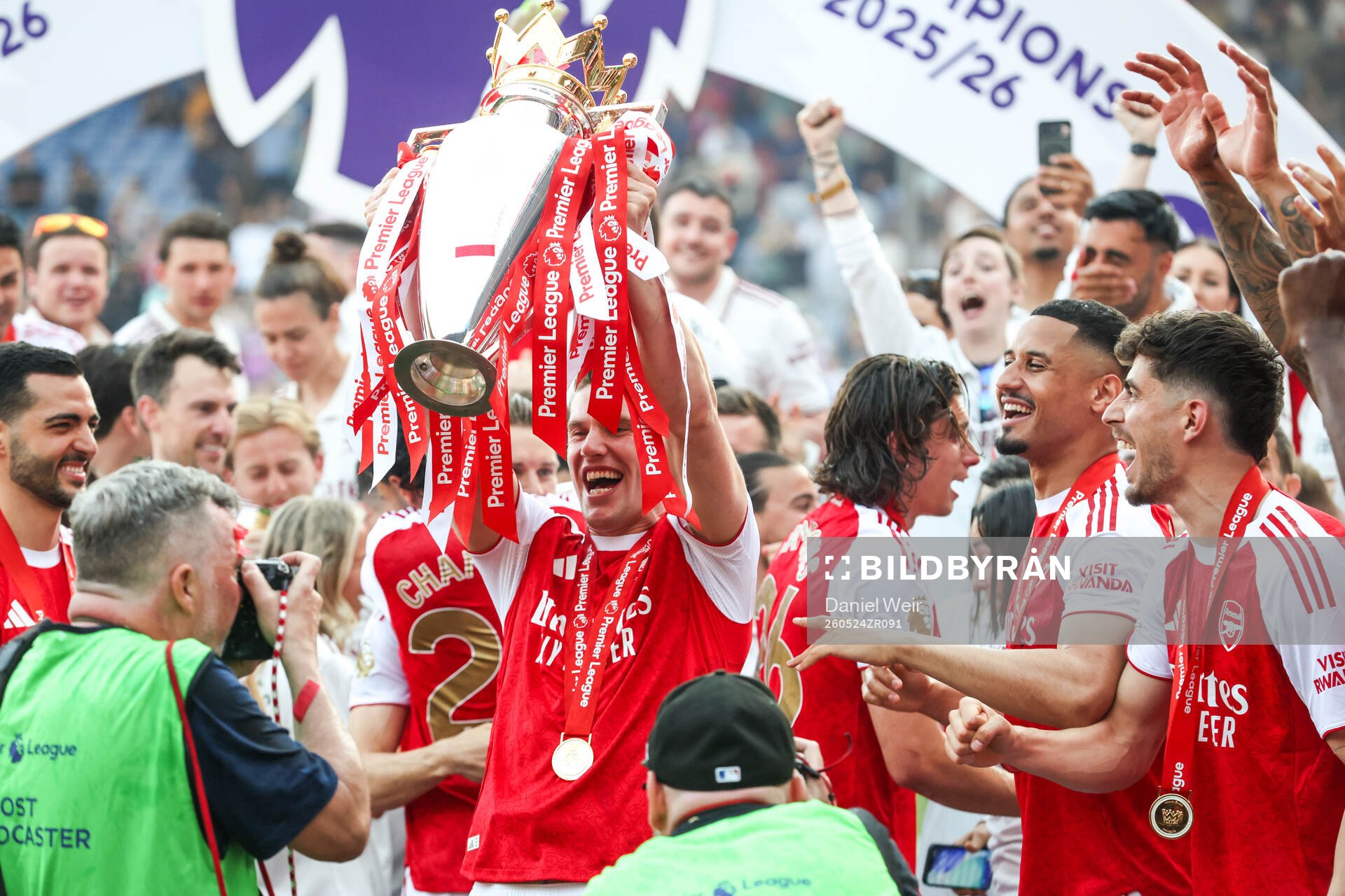Martin Ødegaard of Arsenal celebrates with the trophy for