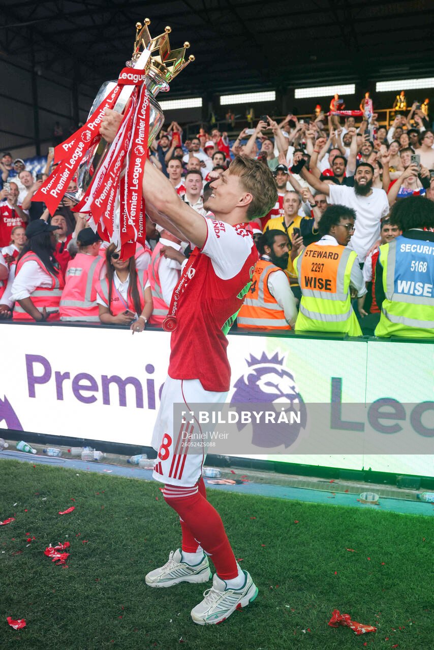 Martin Ødegaard of Arsenal celebrates with the trophy for