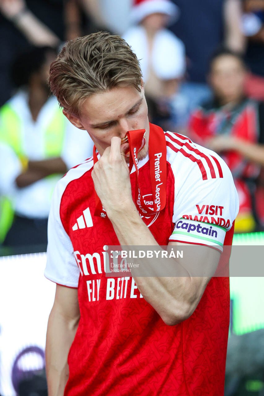 Martin Ødegaard of Arsenal celebrates with the trophy for