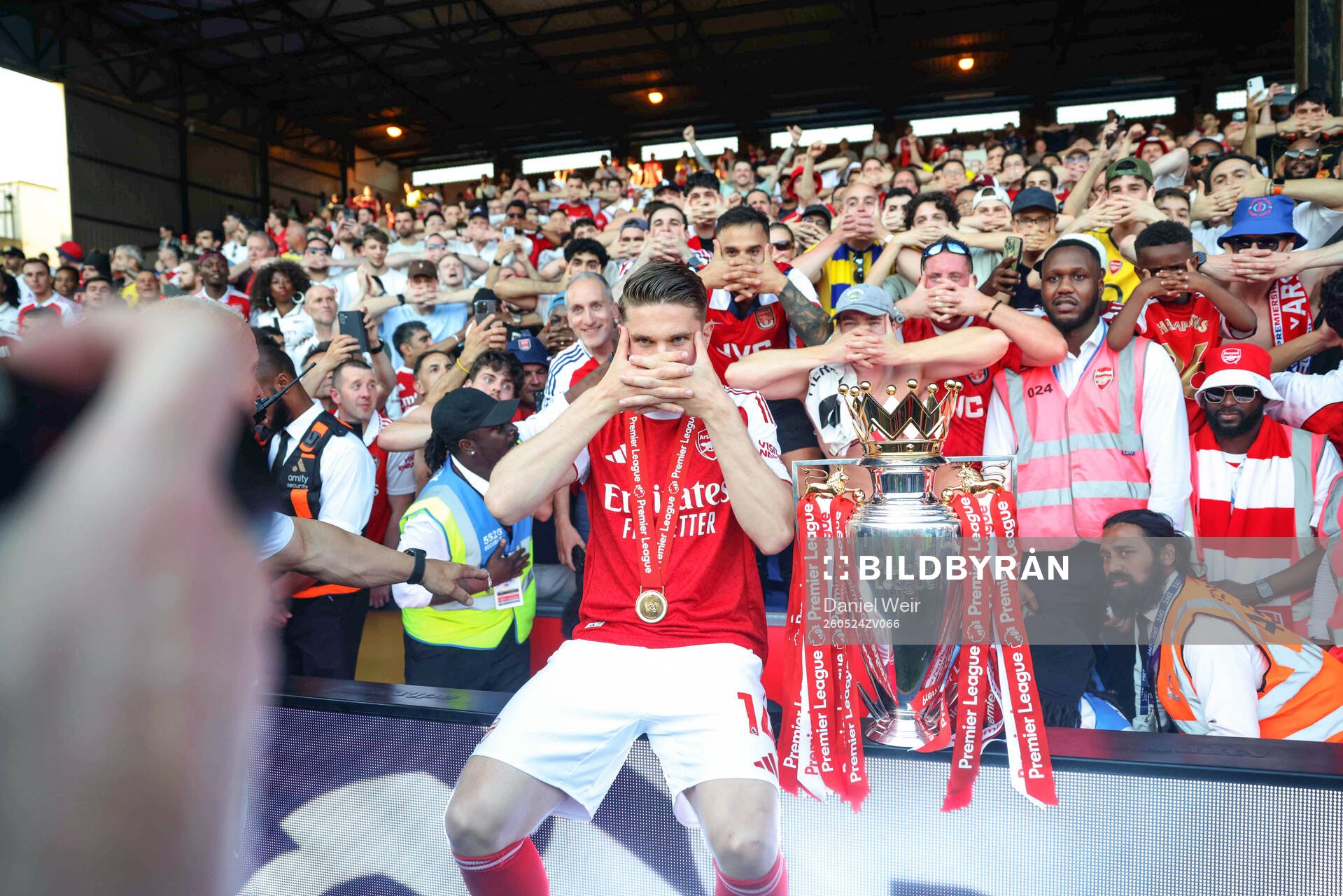Viktor Gyökeres of Arsenal celebrates with the trophy for