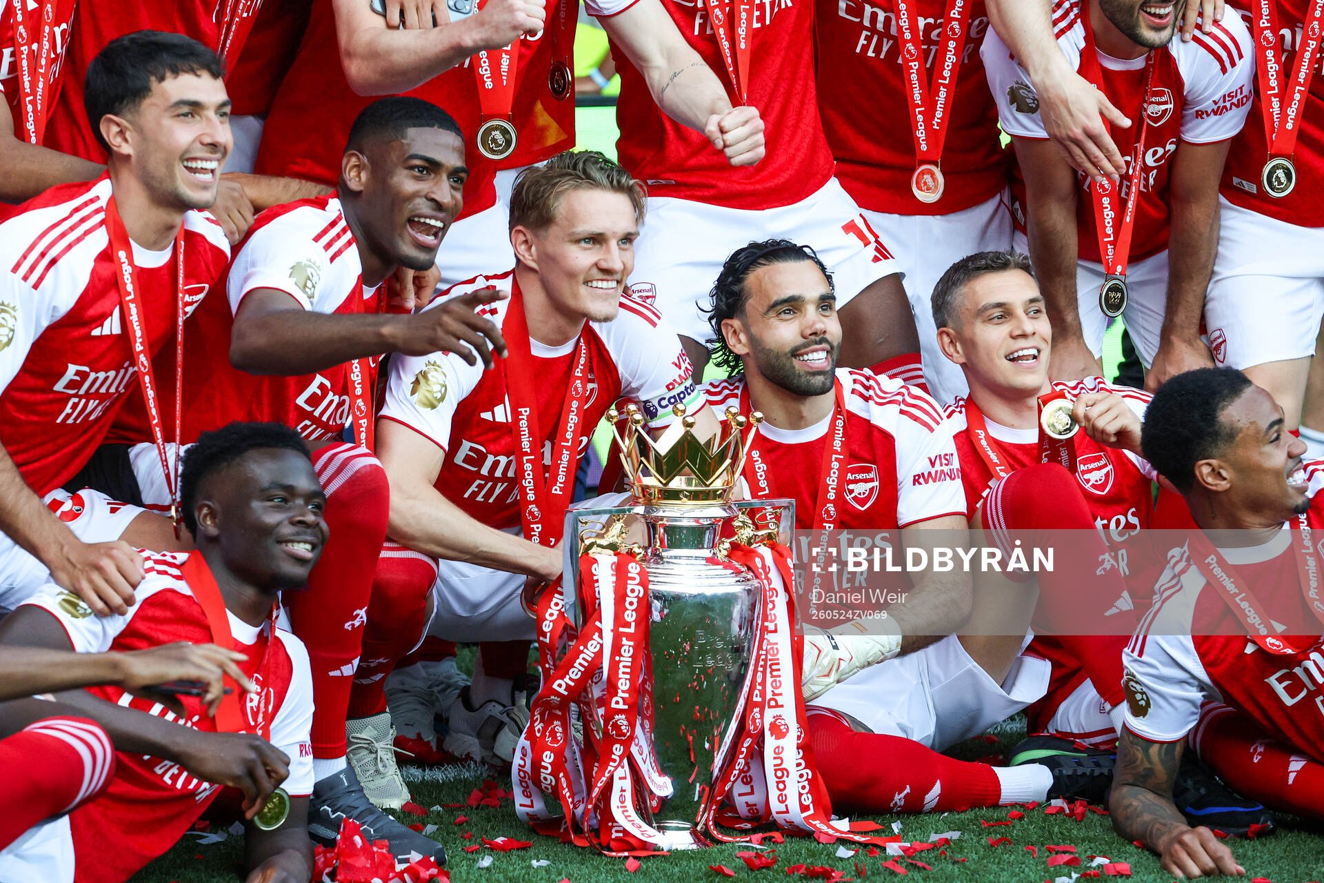 Martin Ødegaard of Arsenal celebrates with the trophy for