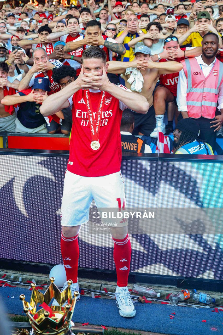 Viktor Gyökeres of Arsenal celebrates with the trophy for