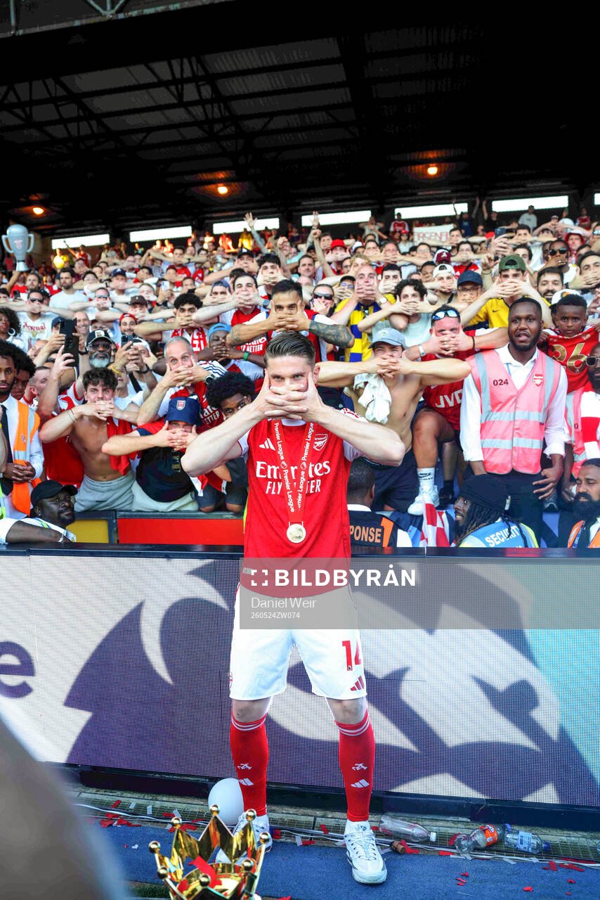 Viktor Gyökeres of Arsenal celebrates with the trophy for