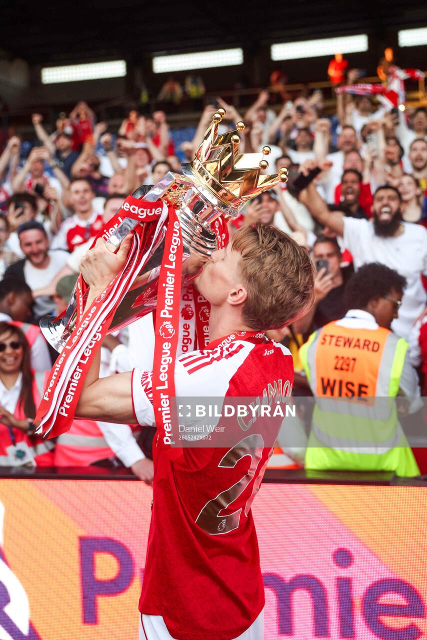 Martin Ødegaard of Arsenal celebrates with the trophy for