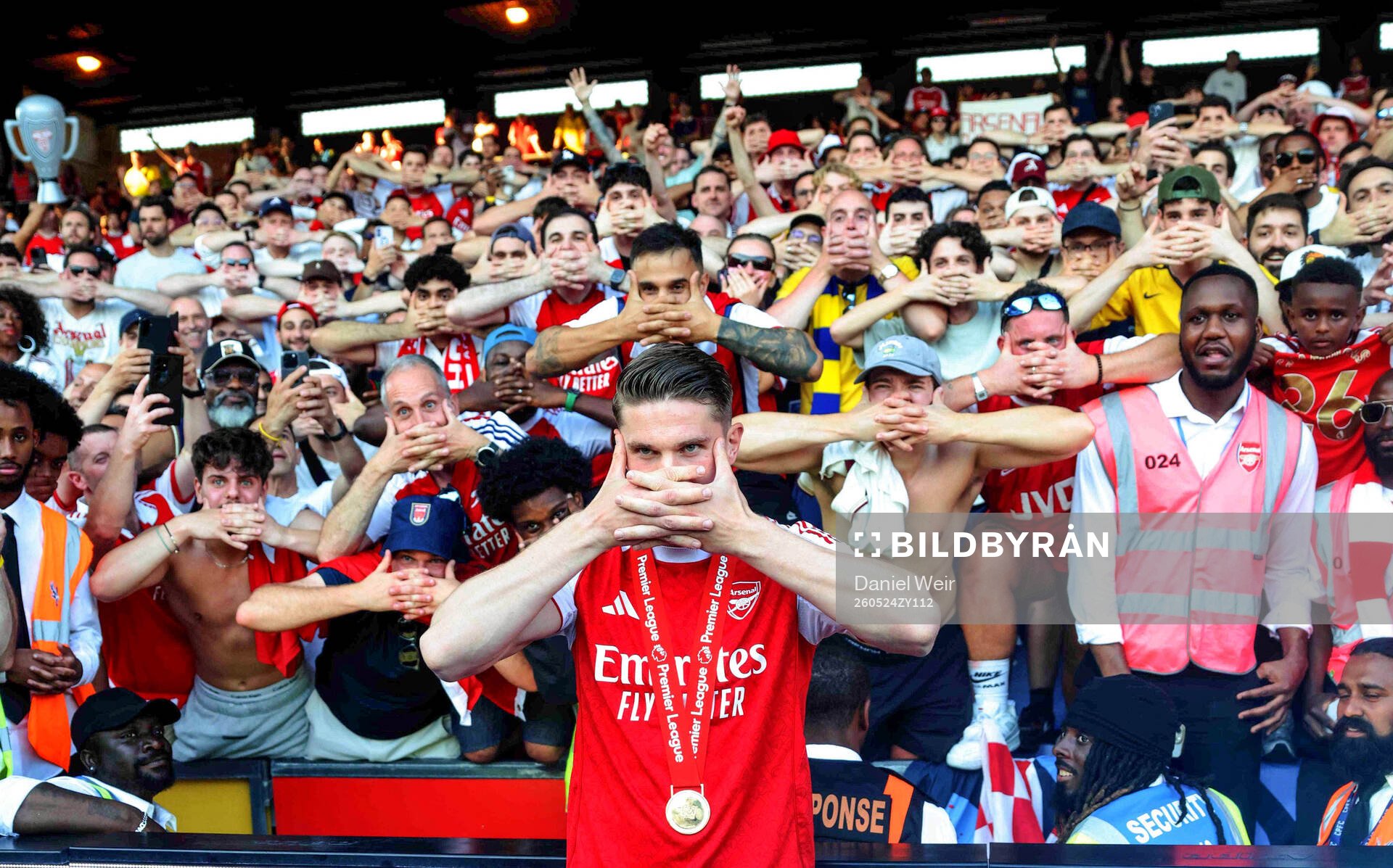 Viktor Gyökeres of Arsenal celebrates with the trophy for