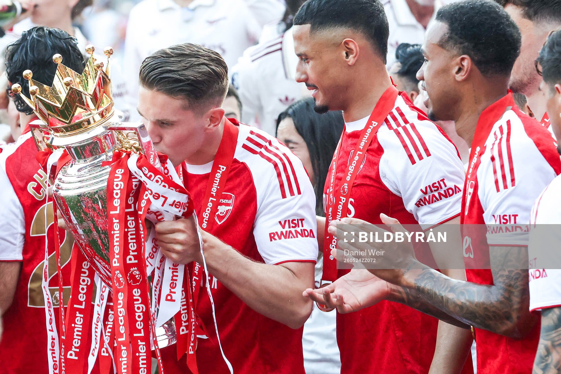 Martin Ødegaard of Arsenal celebrates with the trophy for