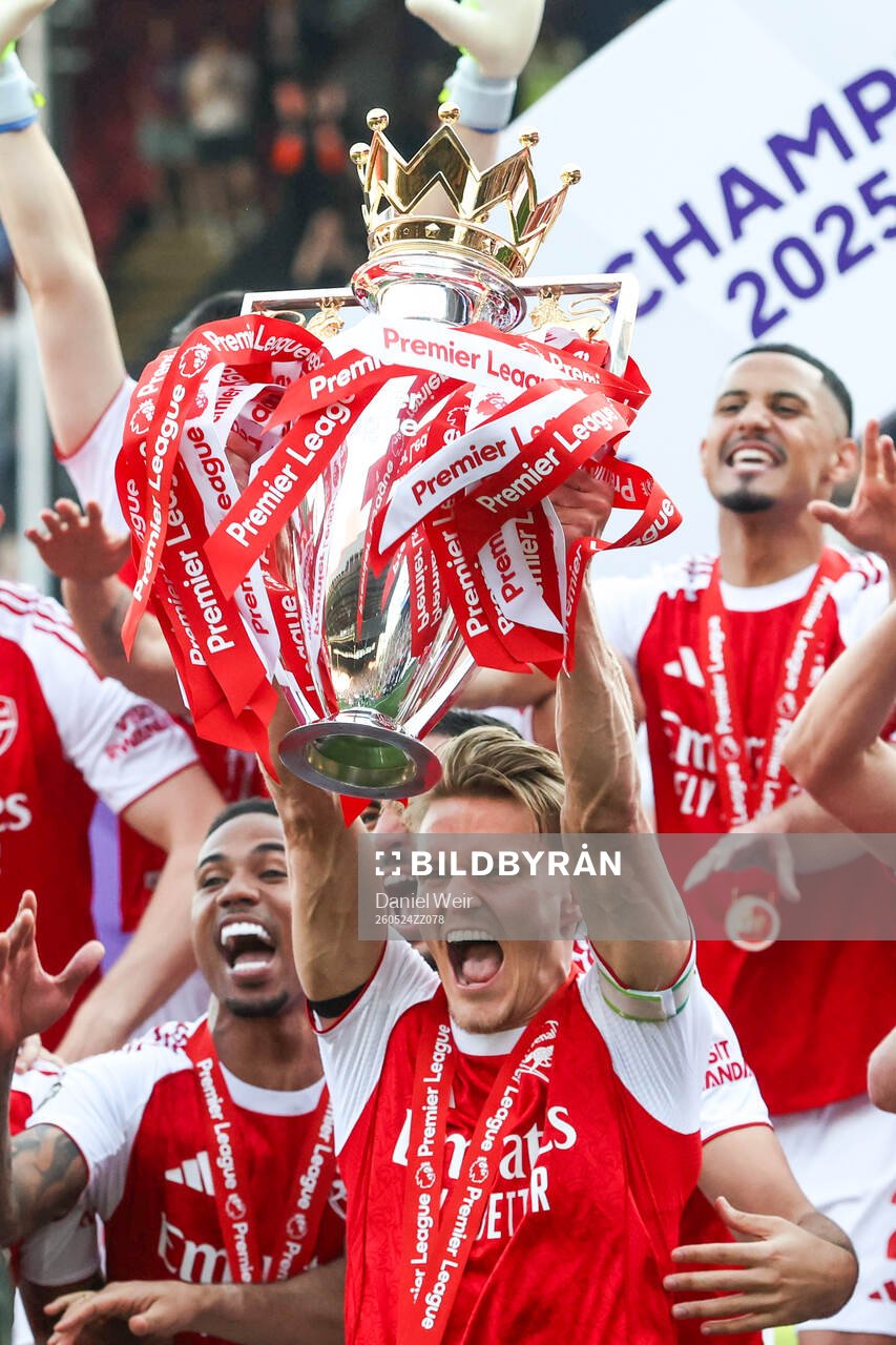 Martin Ødegaard of Arsenal celebrates with the trophy for
