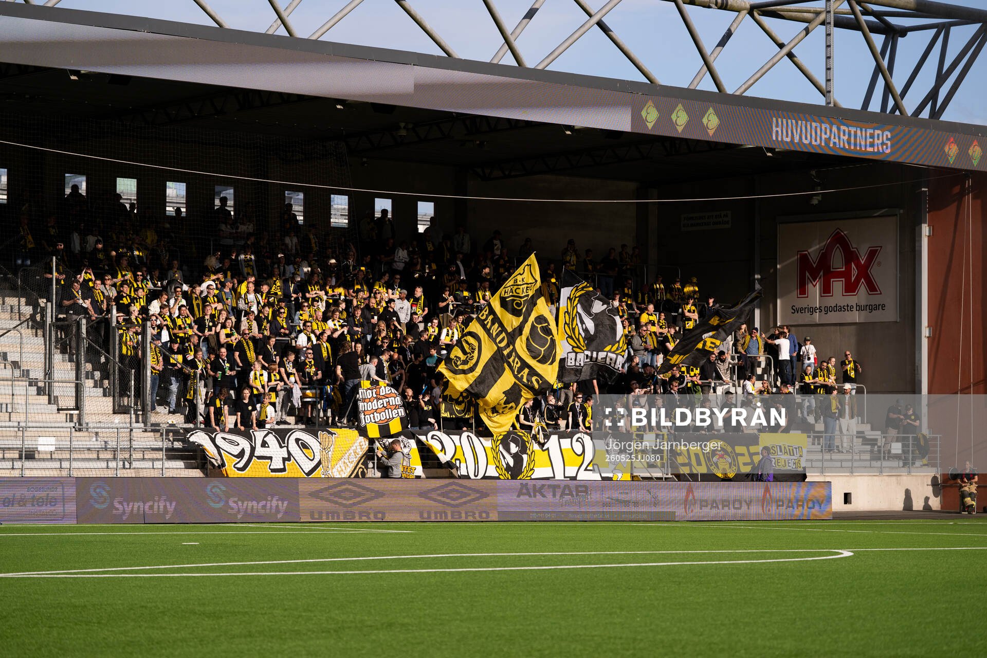 Häckens supportrar på läktaren