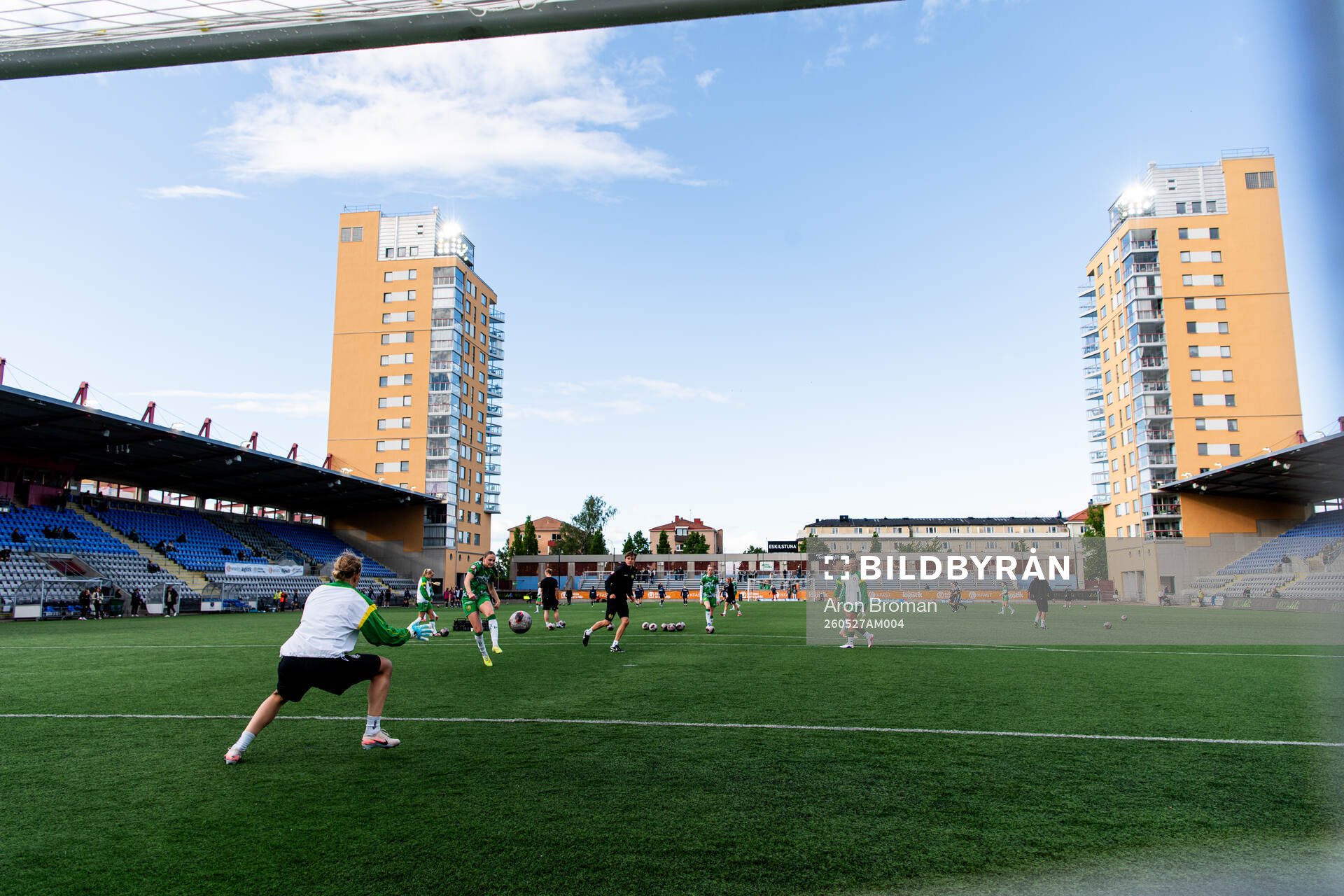 Hammarbys målvakt Cajsa Andersson värmer upp
