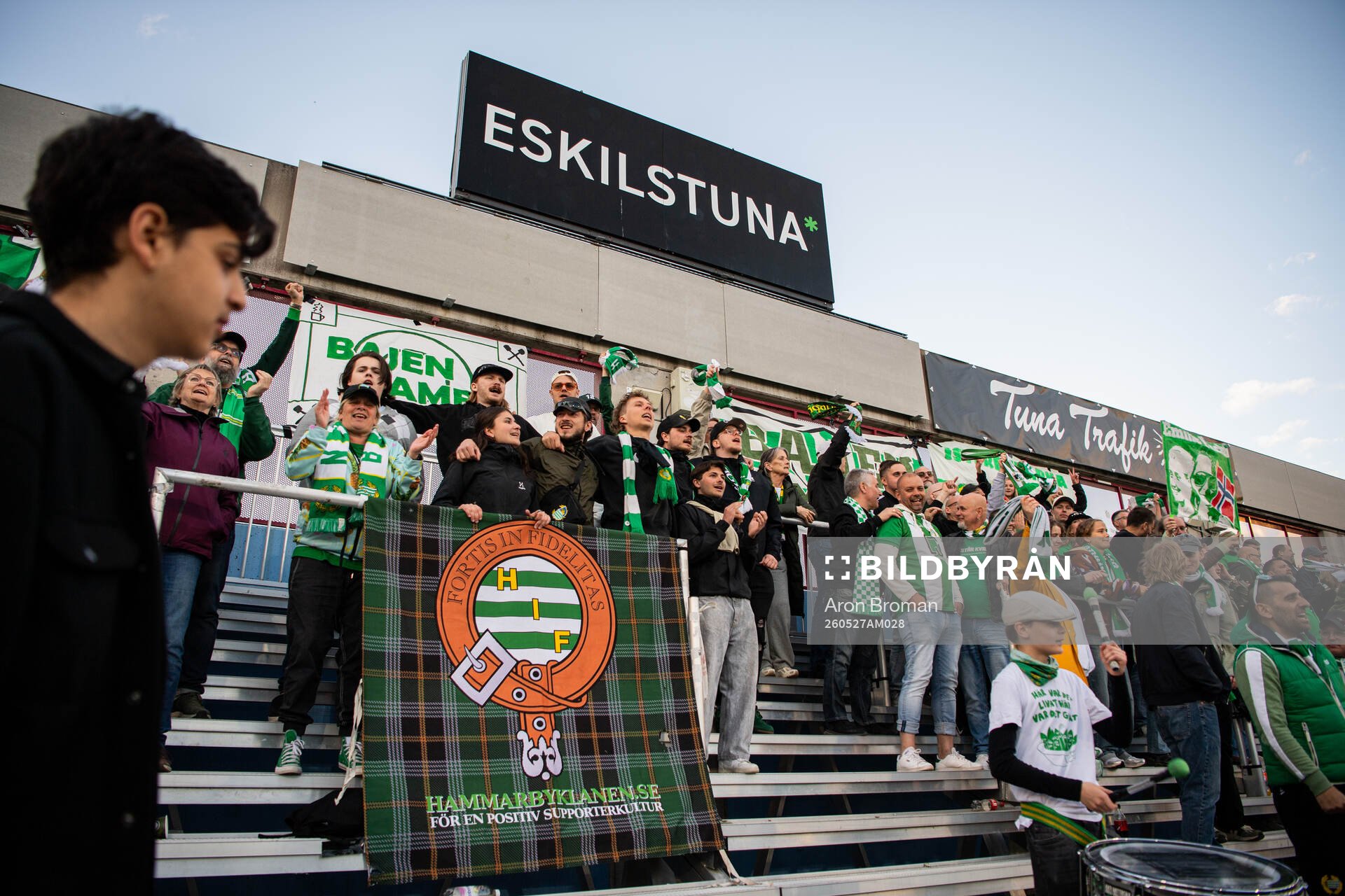Hammarbys supportrar jublar