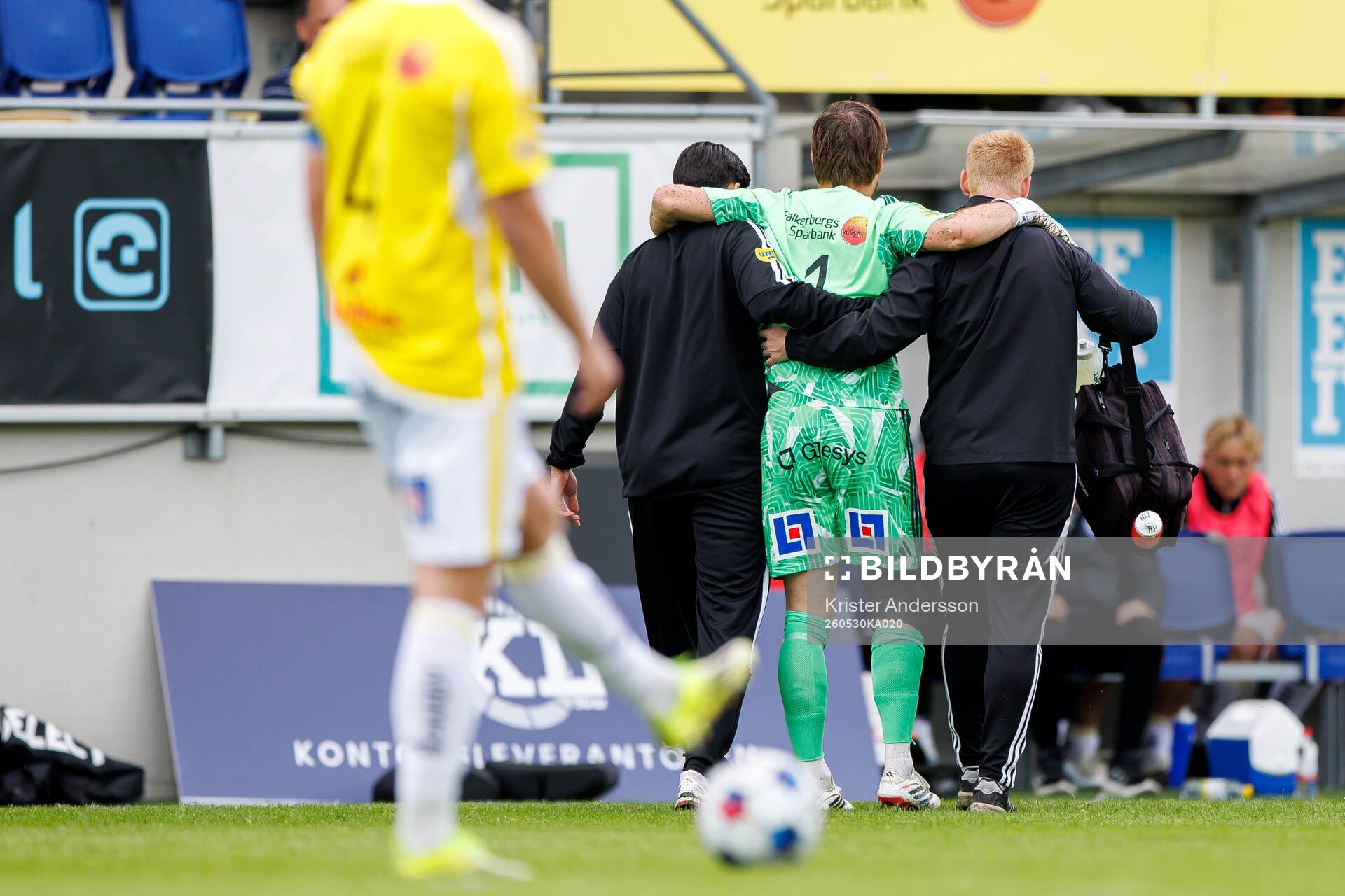 Falkenbergs målvakt Anton Andersson tvingas att byta