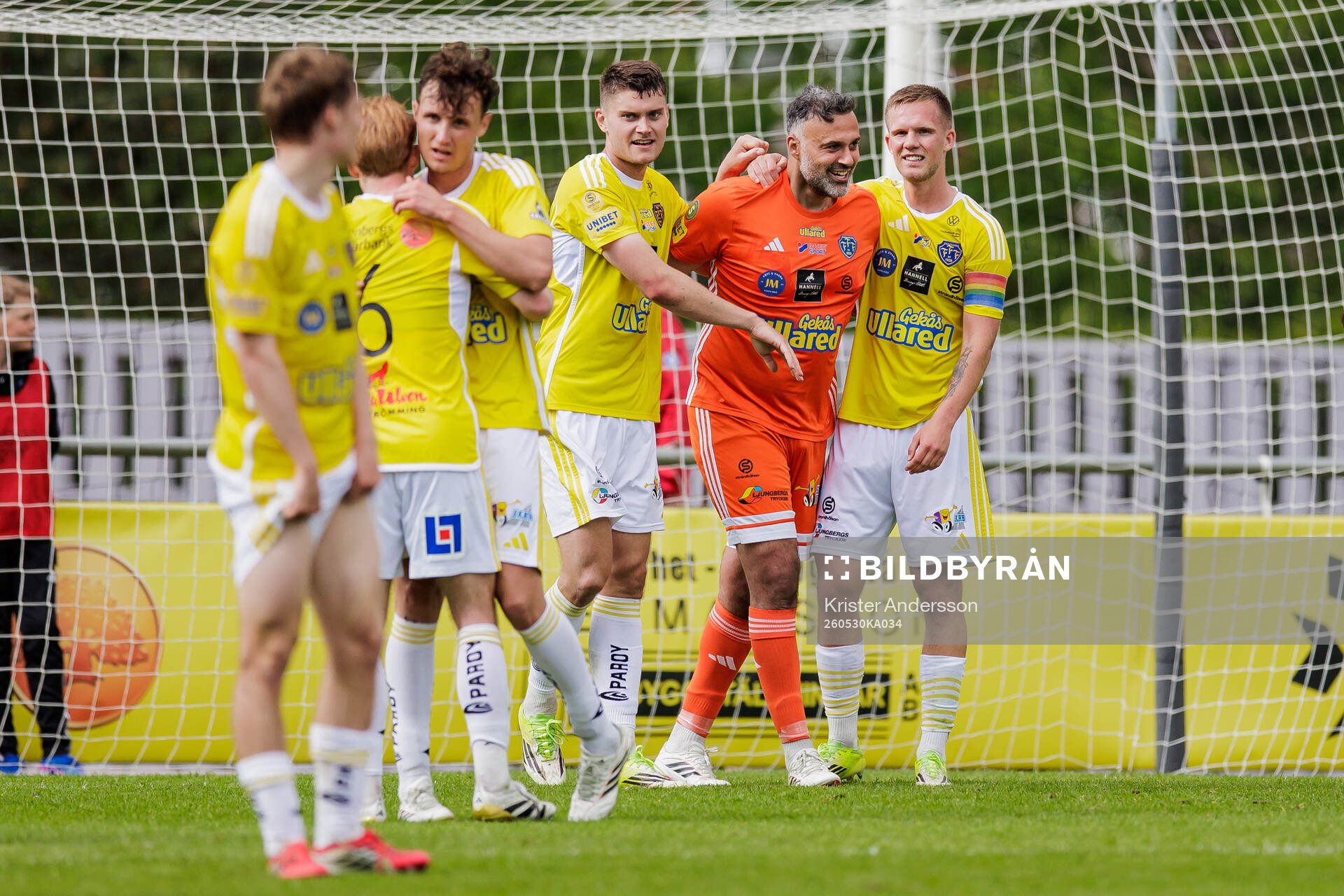 Falkenbergs målvaktstränare Abbass Hassan jublar med