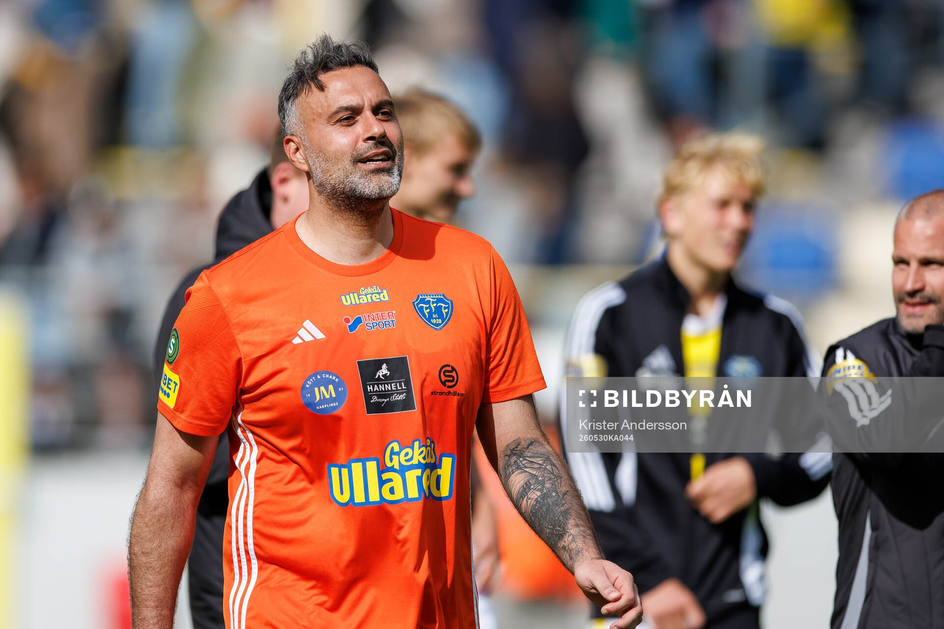 Falkenbergs målvaktstränare Abbas Hassan jublar