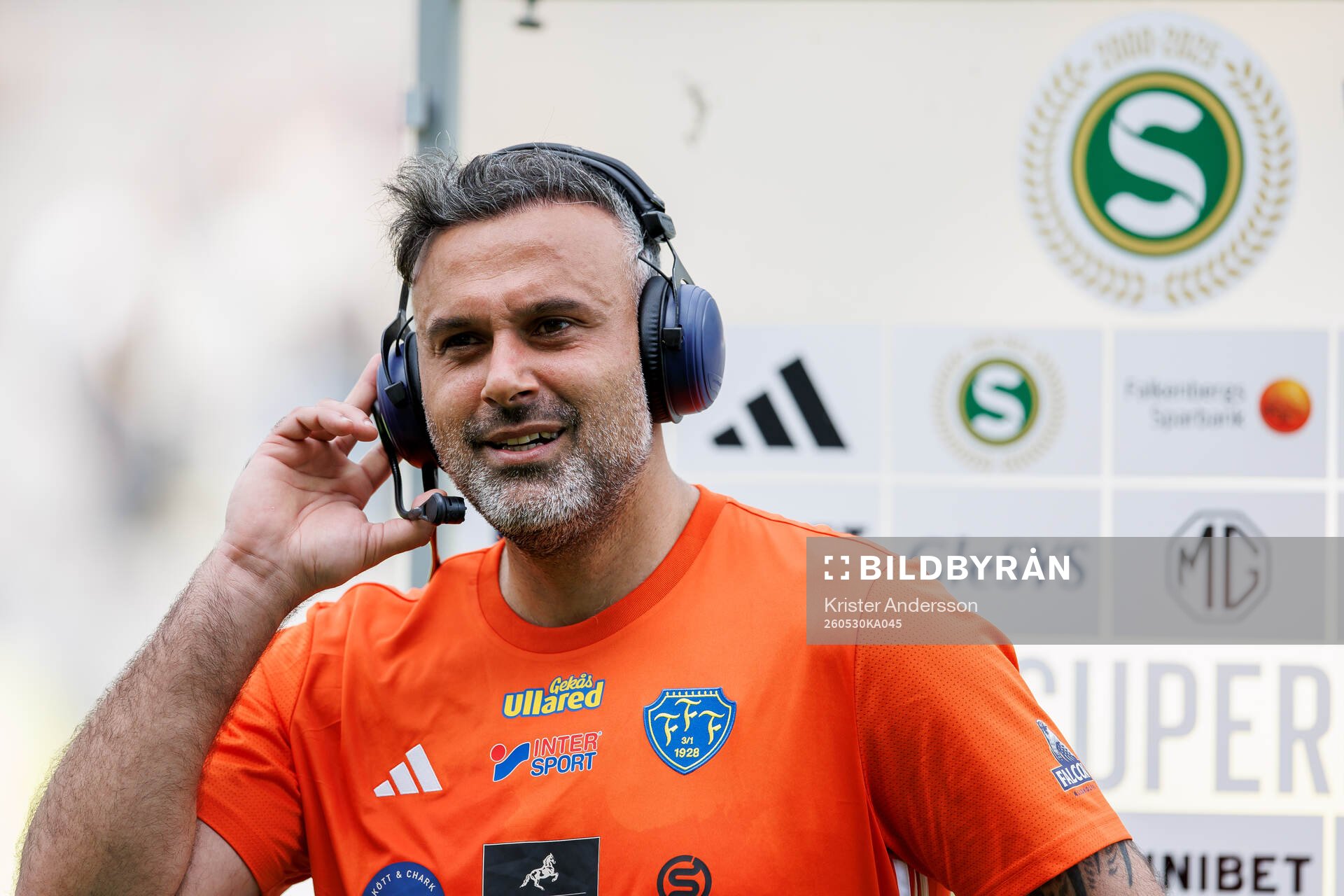 Falkenbergs målvaktstränare Abbas Hassan blir intervjuad