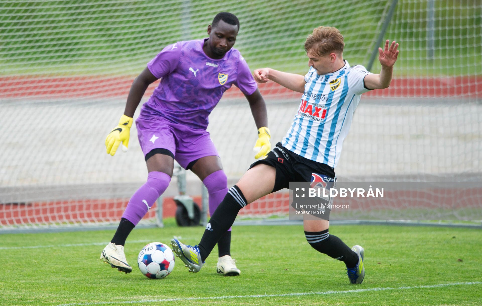 IFK Malmös målvakt Ronald Lubwama dribblar mot IFK