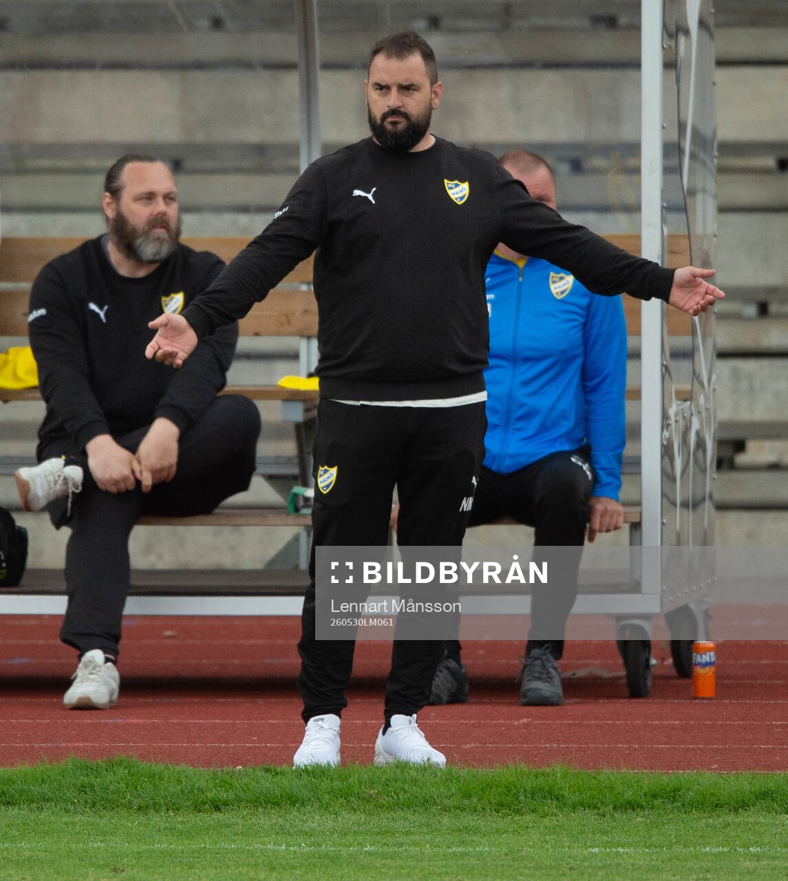 IFK Malmös tränare Nezir Mehmeti i matchen i division 3