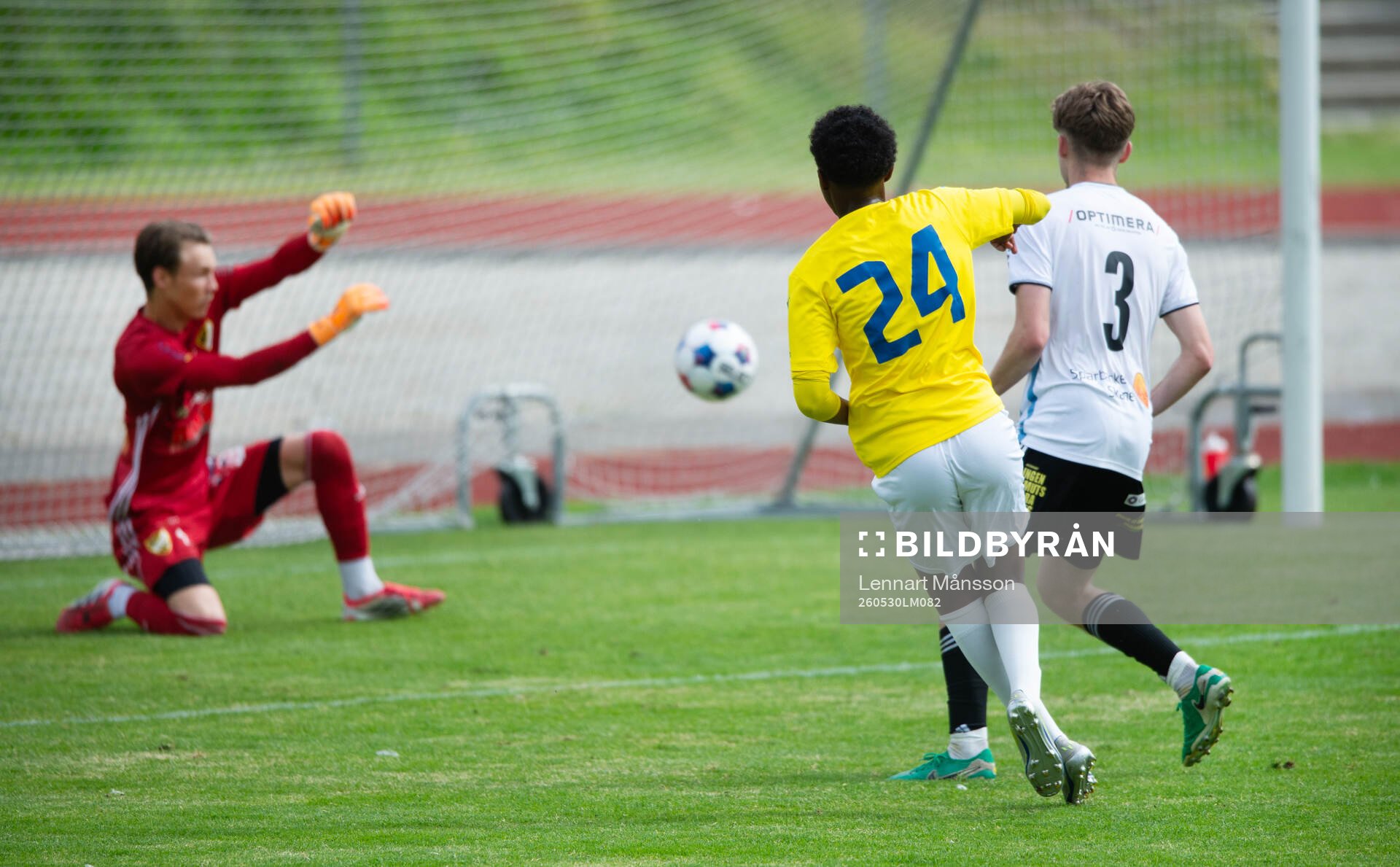 IFK Hässleholms Felix Persson räddar skott i matchen i